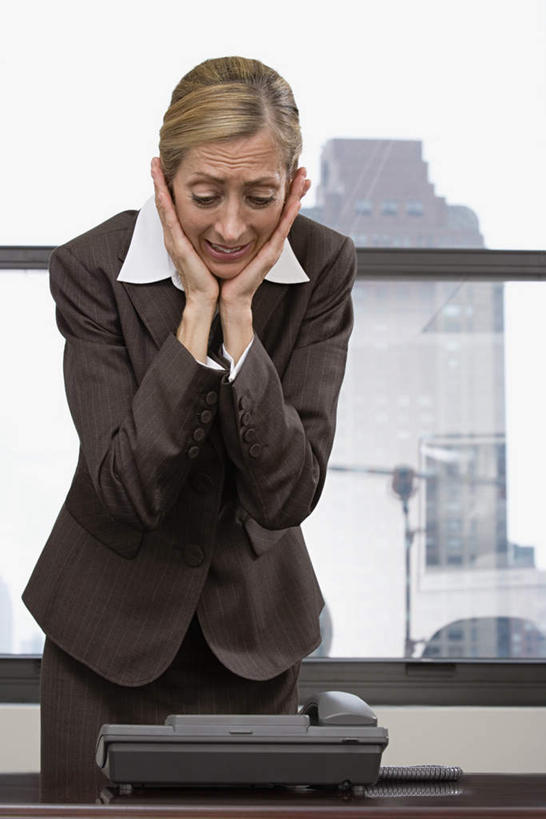 西方人,一个人,商务人士,商务女性,办公室,站,打电话,竖图,室内,白天,正面,窗户,家具,桌子,电话,欧洲,欧洲人,仅一个女性,仅一个人,撑,套装,办公桌,墙,托腮,注视,通讯设备,玻璃窗,墙壁,墙面,话筒,观察,看,托,站着,仅一个中年女性,电话线,观看,察看,恐怖,关注,惧怕,托下巴,商务装,工薪阶层,办公家具,惊骇,恐惊,恐惧,交流,女人,女性,中年女性,白种人,白领,上班族,电话机,沟通,通话,站立,半身,彩图