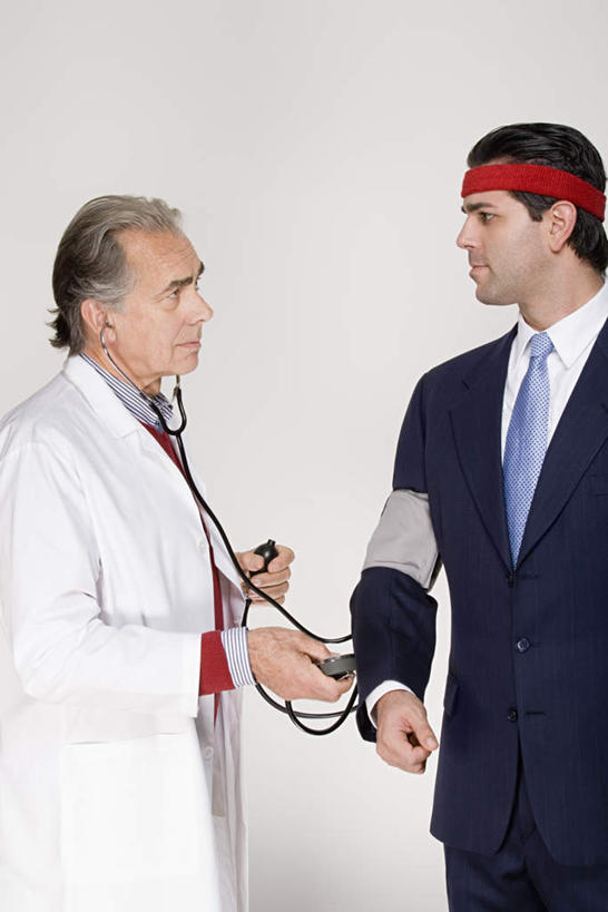 西方人,两个人,商务人士,医生,商务男性,站,竖图,室内,特写,白天,白色背景,正面,衬衫,欧洲,欧洲人,握,套装,测量,刻度,墙,相视,墙壁,墙面,一个,白色,站着,医护人员,医疗人员,面对面,握着,摄影,影棚,单个,测量工具,对视,医疗设备,血压计,白大褂,医疗器械,相对,商务装,工薪阶层,相看,量具,量仪,血压表,男人,男性,中年男性,白种人,白领,大夫,上班族,站立,半身,彩图,影棚拍摄,衬衣,拍摄