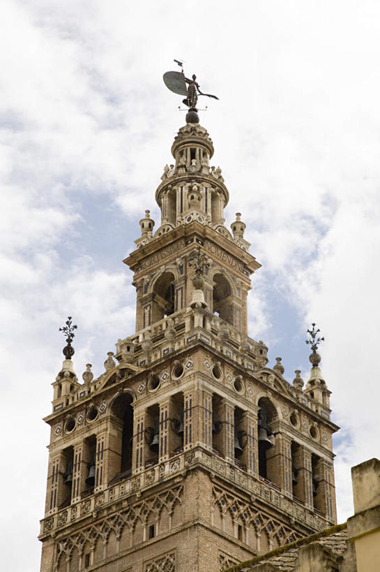 无人,教堂,竖图,室外,白天,仰视,旅游,度假,名胜古迹,标志建筑,地标,建筑,雕塑,西班牙,欧洲,阴影,节日,朦胧,模糊,遗迹,艺术,装饰,光线,雕刻,雕像,影子,云,云朵,云彩,古迹,文化,文物,娱乐,建设,古建筑,石雕,安达卢西亚,塞维利亚,塞维利亚大教堂,蓝色,白云,蓝天,天空,阳光,工艺品,天,祈祷,享受,休闲,健康,旅游胜地,放松,许愿,宗教,信仰,晴朗,纪念,祈求,美术,基督教,南欧,天主教,主题,安达鲁西亚,陈列,信念,古文明,首府,西班牙王国,功能,美学,安达卢西亚自治区,平安,晴空,彩图,低角度拍摄,大教堂,礼拜堂