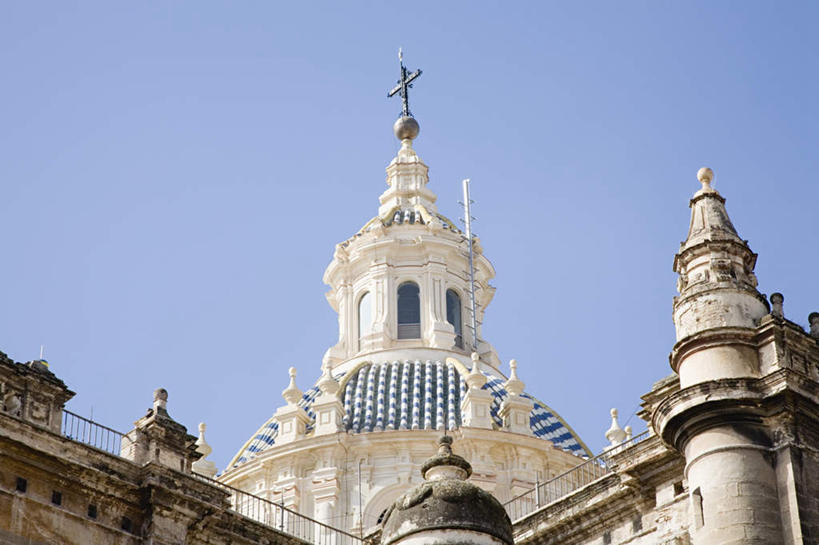 无人,教堂,横图,室外,白天,仰视,旅游,度假,名胜古迹,标志建筑,地标,建筑,雕塑,西班牙,欧洲,阴影,节日,朦胧,模糊,遗迹,艺术,装饰,光线,雕刻,雕像,影子,古迹,文化,文物,娱乐,建设,古建筑,石雕,安达卢西亚,塞维利亚,塞维利亚大教堂,蓝色,蓝天,天空,阳光,工艺品,天,祈祷,享受,休闲,健康,旅游胜地,放松,许愿,宗教,信仰,晴朗,纪念,祈求,美术,基督教,南欧,天主教,主题,安达鲁西亚,陈列,信念,古文明,万里无云,首府,西班牙王国,功能,美学,安达卢西亚自治区,平安,晴空,晴空万里,彩图,低角度拍摄,大教堂,礼拜堂