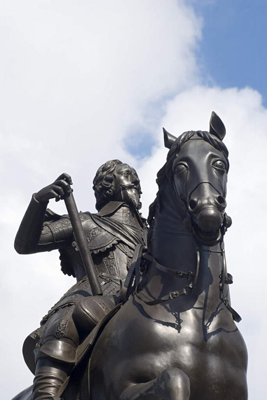 西方人,一个人,无人,坐,竖图,室外,白天,仰视,民族服装,旅游,度假,名胜古迹,标志建筑,地标,建筑,马,野生动物,雕塑,英国,欧洲,伦敦,欧洲人,仅一个男性,仅一个人,握,阴影,遗迹,艺术,装饰,光线,雕刻,雕像,影子,云,云朵,首都,拿,云彩,拿着,注视,古迹,文物,娱乐,建设,古建筑,一匹,仅一个年轻男性,蓝色,白云,蓝天,天空,阳光,动物,绳子,工艺品,天,观察,看,享受,休闲,旅游胜地,放松,握着,运输,牲畜,晴朗,观看,纪念,绳索,美术,察看,西欧,关注,主题,大不列颠,陈列,古文明,特拉法尔加广场,大不列颠及北爱尔兰联合王国,功能,美学,大不列颠联合王国,日不落英帝国,漆雕,查理一世,威尔士亲王,英国国王,雾都,男人,男性,年轻男性,白种人,晴空,坐着,半身,彩图,低角度拍摄,传统服装,民俗服