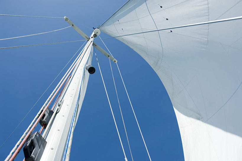 帆船,无人,横图,室外,特写,白天,仰视,船,一艘,阴影,光线,影子,蓝色,蓝天,天空,阳光,绳子,交通工具,天,晴朗,绳索,载具,缆绳,万里无云,晴空,晴空万里,彩图,低角度拍摄
