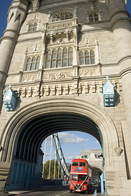 无人,竖图,室外,白天,仰视,旅游,度假,名胜古迹,标志建筑,大桥,地标,建筑,桥梁,公共汽车,照明,英国,欧洲,伦敦,一辆,遗迹,壁灯,拱门,桥,灯光,巴士,公交车,首都,古迹,文物,娱乐,建设,古建筑,伦敦塔桥,泰晤士河,车,灯,红色,蓝色,蓝天,天空,灯具,交通工具,天,享受,休闲,旅游胜地,放松,晴朗,照亮,照明设备,西欧,载具,大不列颠,古文明,大不列颠及北爱尔兰联合王国,万里无云,塔桥,大不列颠联合王国,日不落英帝国,雾都,晴空,晴空万里,彩图,低角度拍摄