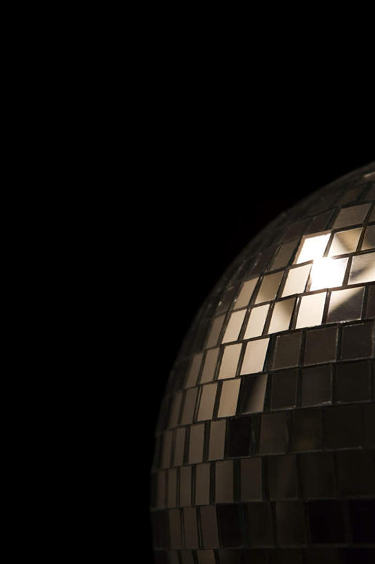 无人,竖图,室内,特写,白天,正面,静物,照明,阴影,黑色背景,朦胧,模糊,装饰,反射,影子,灯光,灯,一个,灯具,单个,华丽,修饰,照亮,点缀,闪烁,照明设备,衬托,美观,雅致,雅观,迪斯科球,彩图