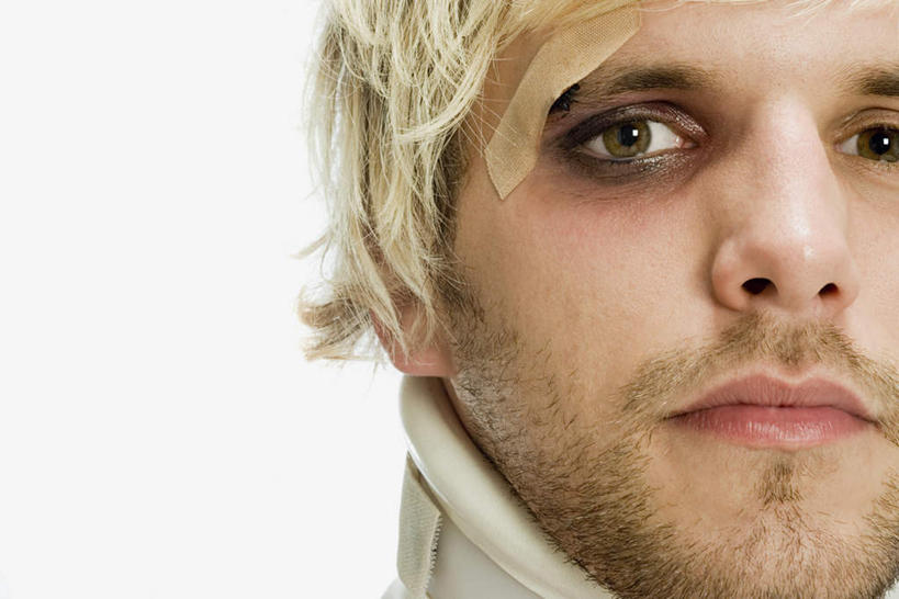 西方人,脸,头,脸颊,胡须,一个人,站,横图,室内,特写,白天,白色背景,正面,石膏,欧洲,欧洲人,仅一个男性,仅一个人,阴影,反射,影子,注视,肩膀,仅一个年轻男性,观察,看,站着,摄影,影棚,观看,察看,关注,男人,男性,年轻男性,白种人,头部,胡子,小胡子,脸部,脸蛋,面部,创可贴,熟石膏,站立,半身,彩图,影棚拍摄,拍摄,护创胶布