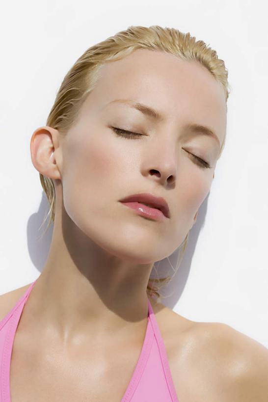 一个人,站,闭眼,竖图,室内,白天,白色背景,正面,泳装,比基尼,仅一个年轻女性,仅一个女性,仅一个人,阴影,反射,影子,粉色,靠,靠着,站着,摄影,影棚,尤物,年轻女性,女人,女性,闭眼睛,闭着眼,闭着眼睛,站立,半身,彩图,影棚拍摄,三点式,泳衣,拍摄,佳丽,丽人,美人