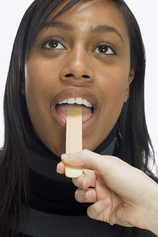 西方人,脸,头,脸颊,手,一个人,站,竖图,室内,特写,白天,白色背景,正面,毛衣,欧洲,非洲,黑人,欧洲人,仅一个年轻女性,仅一个女性,仅一个人,握,服装,拿,拿着,注视,肩膀,衣服,观察,看,站着,张嘴,手部,握着,摄影,服饰,影棚,观看,单手,察看,衣着,穿着,关注,张大嘴巴,压舌板,衣饰,年轻女性,女人,女性,非洲人,头部,脸部,脸蛋,面部,张开嘴,站立,半身,彩图,影棚拍摄,绒衣,套衫,套头毛衣,线衣,拍摄