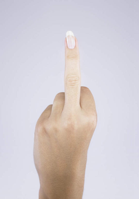 西方人,中指,一个人,竖图,室内,特写,白天,正面,欧洲,欧洲人,仅一个年轻女性,仅一个女性,仅一个人,指,紫色背景,墙,方向,墙壁,墙面,紫色,手势,向上,竖,摄影,影棚,翘,指向,鄙视,挑衅,藐视,讽刺,蔑视,嘲笑,人身攻击,年轻女性,女人,女性,白种人,半身,彩图,影棚拍摄,拍摄