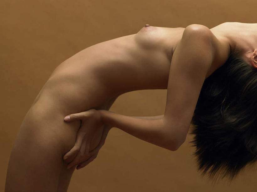 西方人,一个人,站,摸,横图,室内,白天,侧面,欧洲,欧洲人,仅一个年轻女性,仅一个女性,仅一个人,撑,抚摸,弯腰,阴影,反射,影子,裸露,站着,摄影,影棚,下腰,撑着,裸,弯身,年轻女性,女人,女性,白种人,触摸,接触,站立,半身,彩图,影棚拍摄,拍摄