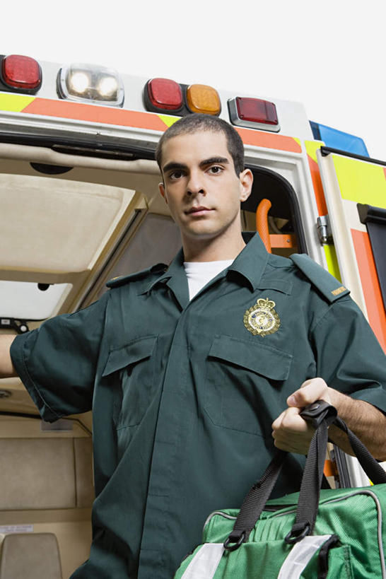 西方人,一个人,站,竖图,室外,白天,正面,工作服,制服,汽车,救护车,欧洲,欧洲人,仅一个男性,仅一个人,阴影,光线,影子,拎,注视,车,仅一个年轻男性,一个,天空,阳光,交通工具,天,观察,看,站着,晴朗,单个,观看,察看,急救,关注,载具,抢救,万里无云,工作制服,急救包,男人,男性,年轻男性,白种人,晴空,晴空万里,站立,半身,彩图,工作套服,拎着