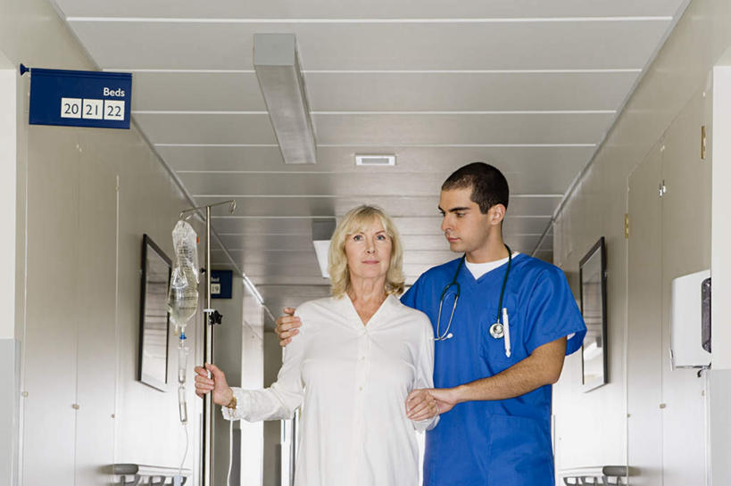 西方人,两个人,医生,病人,走,横图,室内,白天,仰视,工作服,制服,欧洲,欧洲人,阴影,反射,影子,墙,走道,走廊,过道,注视,墙壁,墙面,一个,蓝色,白色,听诊器,扶,观察,看,医护人员,医疗人员,针管,针筒,注射,单个,观看,察看,医疗,医疗设备,注射器,扶着,输液,关注,挂画,医疗器械,医疗工具,打点滴,输液瓶,病号服,静脉输液,工作制服,检测工具,老年女性,男人,男性,年轻男性,白种人,大夫,患者,就医者,步行,走路,半身,彩图,低角度拍摄,工作套服