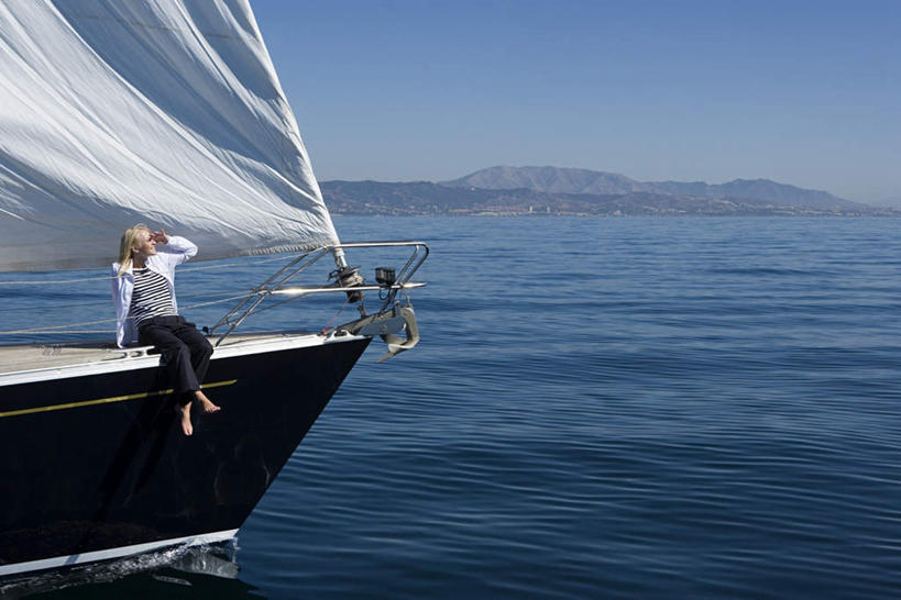 帆船,西方人,一个人,坐,横图,室外,白天,正面,海浪,海洋,石头,山,山脉,船,欧洲,欧洲人,仅一个年轻女性,仅一个女性,仅一个人,一艘,服装,石子,浪花,山峰,山峦,注视,休闲装,衣服,蓝色,蓝天,天空,海水,交通工具,群山,天,观察,看,休闲,休闲服,遮,遮掩,服饰,晴朗,观看,察看,掩盖,遮挡,关注,载具,海景,遮盖,万里无云,掩饰,年轻女性,女人,女性,白种人,大海,风浪,海,海水的波动,近岸浪,石块,岩石,涌浪,晴空,晴空万里,坐着,彩图,全身