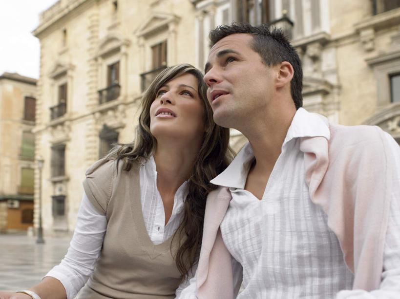 西方人,两个人,夫妻,家,露台,坐,笑,微笑,露齿笑,横图,室外,白天,仰视,爱情,窗户,阳台,欧洲,欧洲人,服装,朦胧,模糊,房屋,屋子,公寓,浪漫,注视,休闲装,洋房,楼房,玻璃窗,住宅,衣服,天空,天,观察,看,休闲,休闲服,恩爱,恋人,服饰,晴朗,观看,察看,关注,万里无云,两栋,男人,男性,年轻男性,年轻女性,女人,女性,白种人,夫妇,情侣,晴空,晴空万里,抬头,仰头,坐着,半身,彩图,低角度拍摄,房子,露天阳台,伴侣