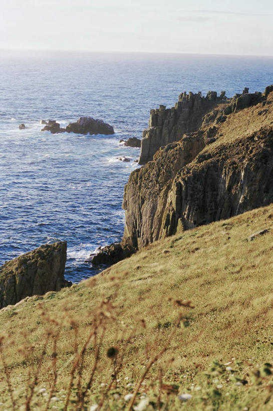 无人,竖图,俯视,室外,白天,旅游,度假,海浪,海洋,石头,美景,沙滩,山,山脉,植物,英国,欧洲,阴影,枯萎,光线,沙子,石子,影子,海岸,景观,浪花,山顶,山峰,水平线,辽阔,枯草,海平线,沙地,山峦,娱乐,草,黄色,蓝色,蓝天,天空,阳光,自然,海水,群山,天,享受,休闲,广阔,景色,放松,晴朗,一望无际,西欧,自然风光,大不列颠,海景,沉积岩,大不列颠及北爱尔兰联合王国,万里无云,大不列颠联合王国,日不落英帝国,无边无际,一马平川,颠峰,极峰,康沃尔,康沃尔郡,兰兹角,水成岩,大海,风浪,海,海水的波动,海滩,近岸浪,石块,岩石,涌浪,晴空,晴空万里,彩图,高角度拍摄,水天相接,水天一线