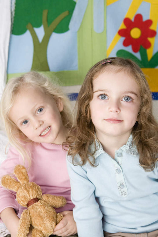 西方人,儿童,两个人,伙伴,朋友,坐,笑,微笑,露齿笑,竖图,室内,白天,正面,游戏,友谊,纯洁,窗帘,沙发,哺乳动物,玩具,欧洲,欧洲人,服装,装饰,兔子,墙,玩,注视,休闲装,娱乐,墙壁,墙面,小孩,衣服,白色,帘子,动物,观察,看,休闲,休闲服,遮阳,可爱,童年,童趣,益智,服饰,观看,活动,布偶,华丽,修饰,兔,点缀,察看,发泄,关注,消遣,智力,挂画,布艺沙发,童真,烂漫,无邪,宣泄,衬托,美观,雅致,雅观,天真,友情,女孩,女人,女性,白种人,玩耍,嬉戏,坐着,半身,彩图,女生