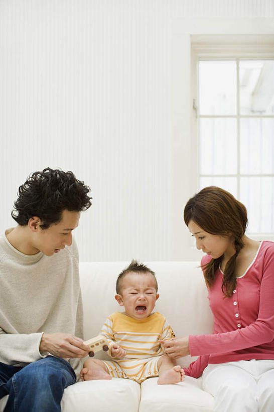 东方人,婴儿,儿童,三个人,家庭,夫妻,母亲,父亲,客厅,坐,哭,竖图,室内,白天,正面,爱情,游戏,纯洁,窗户,沙发,玩具,亚洲,握,服装,墙,浪漫,拿,玩,拿着,注视,休闲装,黄种人,娱乐,玻璃窗,墙壁,墙面,小孩,衣服,观察,看,休闲,温暖,温馨,父子,母子,三口之家,一家人,休闲服,恩爱,父爱,可爱,母爱,益智,握着,眼泪,恋人,服饰,活泼,观看,活动,和睦,察看,起居室,泪水,发泄,关注,消遣,智力,宝宝,布艺沙发,纯真,烂漫,无邪,宣泄,客堂,伶俐,天真,男人,男性,年轻男性,年轻女性,女人,女性,亚洲人,孩子,年轻人,夫妇,情侣,玩耍,嬉戏,坐着,半身,彩图,哭泣,哭啼,伴侣,融洽