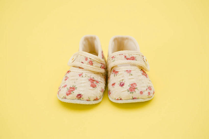 无人,横图,俯视,室内,特写,白天,静物,鞋子,一双,阴影,花纹,黄色背景,反射,影子,黄色,婴儿鞋,摄影,影棚,休闲鞋,彩图,高角度拍摄,影棚拍摄,拍摄