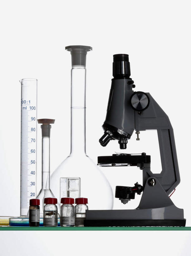 无人,竖图,室内,特写,白天,白色背景,正面,实验,仪器,静物,杯子,阴影,检查,研究,透明,反射,分析,科学,化学,测试,烧瓶,显微镜,影子,锥形瓶,量杯,玻璃制品,一个,玻璃瓶,瓶子,观察,器皿,清晰,探索,摄影,影棚,放大,单个,观看,仔细,透镜,凸透镜,聚焦,关注,计量,玻璃仪器,试验耗材,实验用品,圆底烧瓶,光学,清楚,三角烧瓶,依氏烧瓶,锥形烧瓶,玻璃杯,彩图,影棚拍摄,拍摄