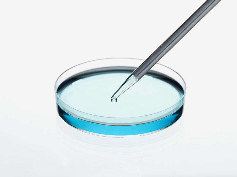 无人,横图,室内,特写,白天,白色背景,正面,实验,仪器,研究,透明,分析,化学,测试,滴管,培养皿,液体,玻璃制品,一个,蓝色,器皿,生物,摄影,影棚,单个,皮氏培养皿,试验耗材,实验用品,化学器材,吸液管,移液管,彩图,影棚拍摄,拍摄