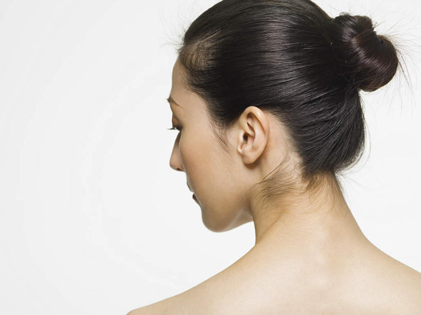 东方人,头发,一个人,站,横图,室内,特写,白天,白色背景,正面,亚洲,仅一个年轻女性,仅一个女性,仅一个人,注视,黄种人,裸露,肩膀,黑色,观察,看,站着,摄影,影棚,观看,盘发,察看,关注,裸,年轻女性,女人,女性,亚洲人,长发,站立,半身,彩图,影棚拍摄,拍摄