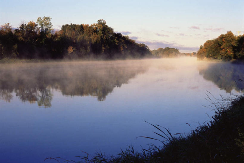 无人,横图,室外,白天,正面,旅游,度假,草地,草坪,河流,美景,水,植物,雾,加拿大,阴影,朦胧,模糊,光线,影子,河水,景观,水流,娱乐,草,树,树木,蓝色,绿色,倒影,蓝天,天空,阳光,自然,天,享受,休闲,景色,放松,生长,晴朗,成长,迷雾,倒映,北美,北美洲,自然风光,美洲,万里无云,省会,北亚美利加洲,亚美利加洲,魁北克,魁北克城,魁北克省,魁北克市,反照,大雾,晴空,晴空万里,彩图