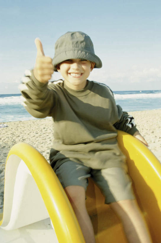 西方人,儿童,一个人,坐,笑,微笑,露齿笑,竖图,室外,白天,正面,旅游,度假,游戏,纯洁,智慧,海浪,海洋,美景,沙滩,帽子,玩具,欧洲,欧洲人,仅一个男性,仅一个人,阴影,突出,服装,光线,沙子,影子,海岸,景观,浪花,水平线,辽阔,海平线,沙地,玩,注视,休闲装,娱乐,称赞,表扬,运动器械,小孩,衣服,蓝色,蓝天,天空,阳光,自然,海水,遮阳帽,天,观察,看,手势,仅一个小孩,享受,休闲,广阔,休闲服,滑滑梯,滑梯,景色,放松,可爱,竖,童年,童趣,益智,服饰,晴朗,观看,活动,翘,高,一望无际,察看,夸奖,优秀,发泄,关注,消遣,智力,自然风光,海景,童真,烂漫,无邪,万里无云,好,妙,顺利,出色,超群,杰出,卓越,奇妙,宣泄,无边无际,一马平川,聪明,天真,男孩,男人,男性,白种人,孩子,大拇指,大海,风浪,海,海水的波动,海滩,近岸浪,涌浪,晴空,晴空万里,玩耍,嬉戏,坐着,半身,彩图,水天相接,水天一线,男生