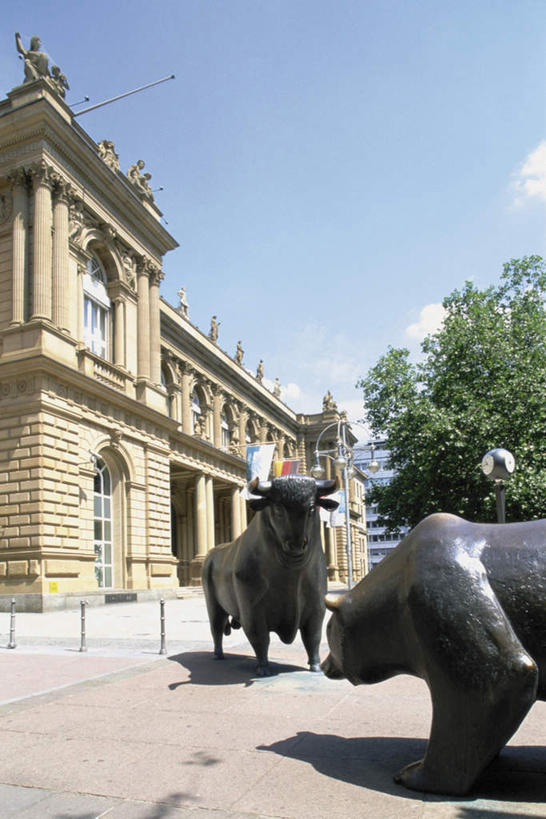 无人,站,竖图,室外,白天,仰视,度假,美景,植物,城市风光,城市,牛,野生动物,熊,旗帜,国旗,雕塑,德国,欧洲,艺术,装饰,雕刻,雕像,景观,注视,娱乐,树,树木,绿色,自然,动物,工艺品,观察,看,站着,享受,休闲,家畜,景色,放松,牲畜,生长,成长,观看,纪念,美术,察看,西欧,关注,主题,凶猛,陈列,德意志联邦共和国,法兰克福,功能,美学,法兰克福市,黑森州,德意志证券交易所,法兰克福证券交易所,残暴,凶残,旗,棕熊,马熊,站立,半身,彩图,低角度拍摄