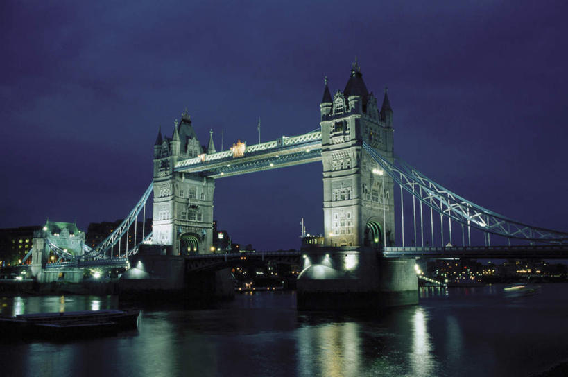 无人,高楼大厦,横图,室外,夜晚,仰视,旅游,度假,河流,名胜古迹,水,标志建筑,大桥,大厦,地标,建筑,摩天大楼,桥梁,夜景,船,英国,欧洲,伦敦,遗迹,河水,水流,桥,游艇,首都,古迹,文物,娱乐,建设,古建筑,伦敦塔桥,泰晤士河,交通工具,享受,休闲,旅游胜地,放松,吊桥,人行桥,悬索桥,西欧,载具,吊杆,大不列颠,古文明,大不列颠及北爱尔兰联合王国,塔桥,大不列颠联合王国,日不落英帝国,雾都,锚锭,悬索,彩图,低角度拍摄,大楼,高层建筑,高楼,摩天楼