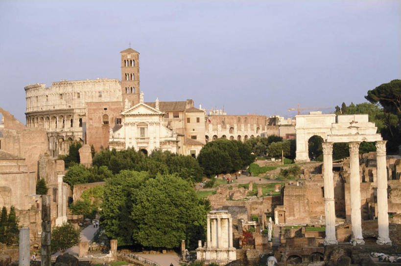 无人,横图,室外,白天,正面,旅游,度假,名胜古迹,日落,植物,标志建筑,地标,建筑,意大利,欧洲,三根,遗迹,柱子,晚霞,霞光,落日,古迹,文物,娱乐,建设,古建筑,树,树木,绿色,自然,黄昏,享受,休闲,旅游胜地,彩霞,放松,生长,成长,拉齐奥,南欧,古文明,古罗马广场,意大利共和国,拉齐奥大区,夕照,古罗马市场,露天博物馆,夕阳,彩图,斜阳