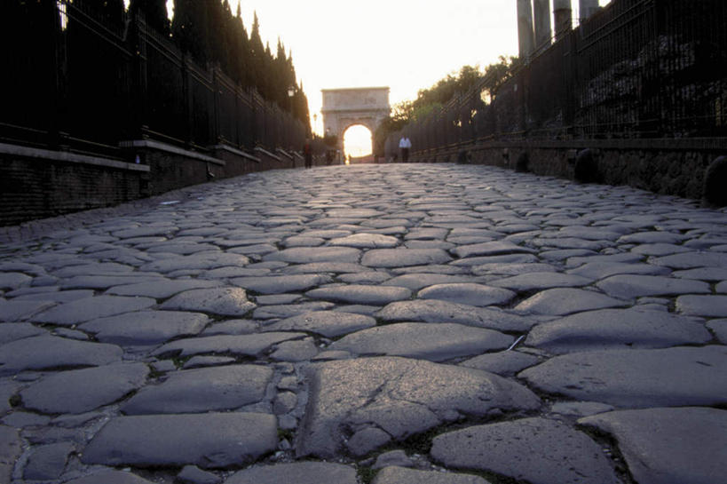 无人,横图,室外,白天,正面,旅游,度假,石头,日落,植物,标志建筑,道路,地标,建筑,路,公路,意大利,欧洲,一排,许多,整齐,石子,晚霞,霞光,落日,拱门,交通,娱乐,建设,树,树木,排列,绿色,自然,黄昏,享受,休闲,旅游胜地,彩霞,放松,生长,成长,拉齐奥,队列,南欧,古罗马广场,意大利共和国,拉齐奥大区,夕照,古罗马市场,露天博物馆,石块,岩石,夕阳,马路,彩图,斜阳