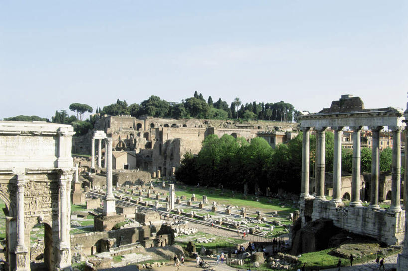 无人,横图,俯视,室外,白天,旅游,度假,名胜古迹,植物,标志建筑,地标,建筑,意大利,欧洲,一排,许多,阴影,遗迹,整齐,光线,影子,柱子,古迹,文物,娱乐,建设,古建筑,树,树木,排列,蓝色,绿色,蓝天,天空,阳光,自然,天,享受,休闲,旅游胜地,放松,生长,晴朗,成长,拉齐奥,队列,南欧,古文明,古罗马广场,万里无云,意大利共和国,拉齐奥大区,古罗马市场,露天博物馆,晴空,晴空万里,彩图,高角度拍摄