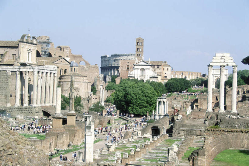 无人,横图,俯视,室外,白天,旅游,度假,草地,草坪,名胜古迹,植物,标志建筑,地标,建筑,意大利,欧洲,一排,许多,阴影,遗迹,整齐,光线,影子,柱子,拱门,古迹,文物,娱乐,建设,古建筑,草,排列,蓝色,绿色,蓝天,天空,阳光,天,享受,休闲,旅游胜地,放松,晴朗,拉齐奥,队列,南欧,古文明,古罗马广场,万里无云,意大利共和国,拉齐奥大区,古罗马市场,露天博物馆,晴空,晴空万里,彩图,高角度拍摄