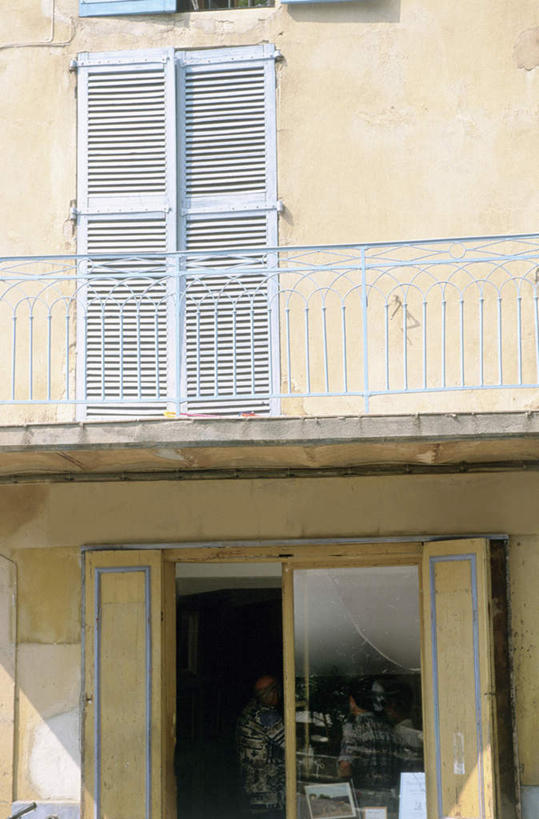 无人,商店,栏杆,露台,竖图,室外,白天,仰视,度假,美景,窗户,门,城市风光,城市,法国,欧洲,百叶窗,景观,围栏,娱乐,商铺,护栏,门框,享受,休闲,景色,放松,普罗旺斯,法兰西共和国,法兰西第五共和国,市肆,商号,普罗旺斯省,彩图,低角度拍摄,店铺,晒台,天台,眺望台