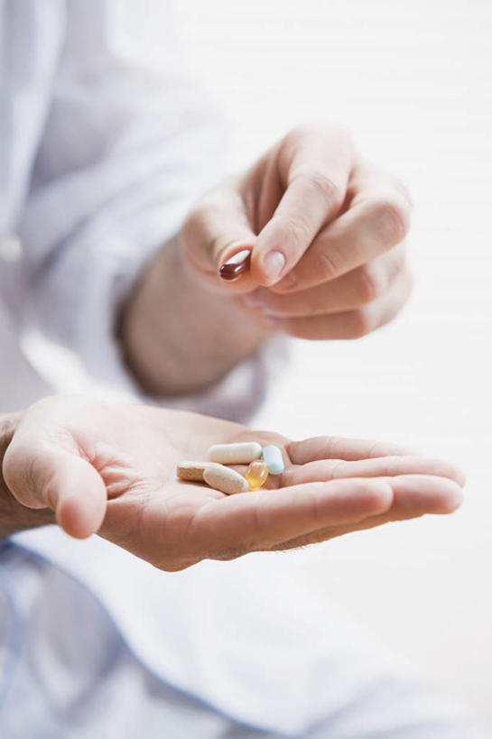 西方人,手,一个人,捧,捏,竖图,室内,特写,白天,白色背景,正面,浴袍,安全,欧洲,欧洲人,双手,仅一个男性,仅一个人,朦胧,模糊,药剂,药丸,防护,捏着,药片,仅一个年轻男性,白色,药品,手部,治疗,摄影,影棚,保护,药物,医疗,保险,预防,平安,男人,男性,年轻男性,白种人,端,端着,捧着,手捧,半身,彩图,影棚拍摄,汤帷子,浴衣,拍摄