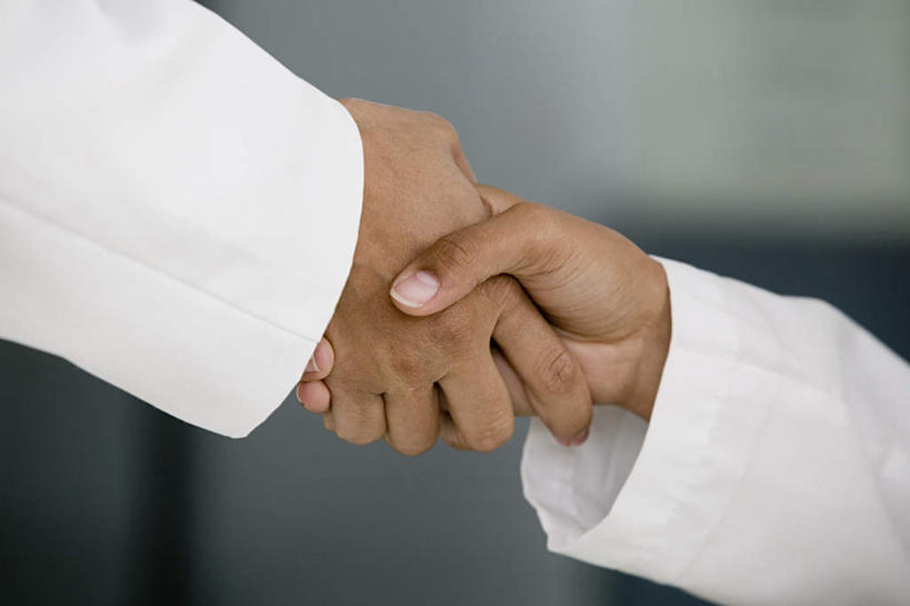 西方人,手,两个人,同事,医生,站,握手,横图,室内,特写,白天,侧面,工作服,制服,成功,合作,团队,集体,信心,门,欧洲,非洲,黑人,欧洲人,朦胧,模糊,墙,队伍,墙壁,墙面,白色,门框,站着,医护人员,医疗人员,手部,单手,领导,成就,合伙,领袖,工作制服,男人,男性,年轻男性,年轻女性,女人,女性,非洲人,大夫,搀手,拉手,手拉手,手握手,站立,半身,彩图,工作套服