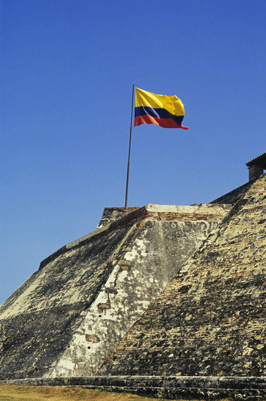 无人,竖图,室外,白天,仰视,旅游,度假,名胜古迹,标志建筑,地标,建筑,旗帜,国旗,美国,一面,遗迹,飘扬,堡垒,城堡,墙,首都,古迹,文物,娱乐,建设,砖墙,古建筑,墙壁,墙面,蓝色,蓝天,天空,天,享受,休闲,旅游胜地,放松,晴朗,北美,北美洲,要塞,美洲,古文明,华盛顿特区,万里无云,首府,华盛顿哥伦比亚特区,华府,北亚美利加洲,亚美利加洲,浮荡,哥伦比亚特区,漂荡,飘零,设防,旗,晴空,晴空万里,彩图,低角度拍摄,飘荡