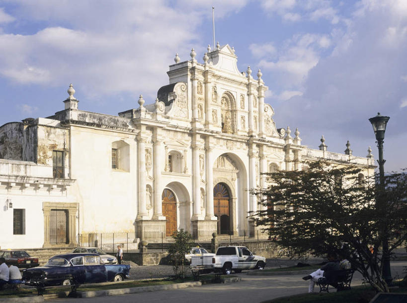 无人,教堂,横图,室外,白天,仰视,旅游,度假,植物,标志建筑,道路,地标,建筑,路,路灯,公路,汽车,照明,危地马拉,阴影,节日,光线,影子,云,云朵,灯光,交通,云彩,文化,娱乐,建设,车,灯,树,树木,蓝色,绿色,白云,蓝天,天空,阳光,自然,交通工具,轿车,天,祈祷,享受,休闲,健康,旅游胜地,放松,许愿,宗教,信仰,生长,晴朗,成长,纪念,祈求,照亮,北美,北美洲,基督教,照明设备,天主教,载具,美洲,信念,北亚美利加洲,亚美利加洲,危地马拉共和国,瓜地马拉,平安,晴空,马路,彩图,低角度拍摄,大教堂,礼拜堂
