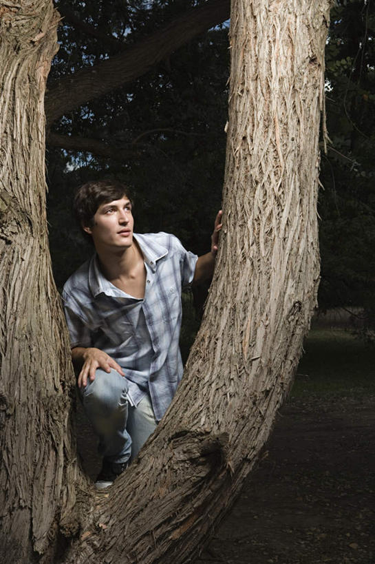 西方人,一个人,攀登,竖图,室外,白天,正面,植物,欧洲,欧洲人,仅一个男性,仅一个人,服装,树桩,枝条,注视,休闲装,树,树干,树木,树枝,仅一个年轻男性,衣服,绿色,自然,观察,看,休闲,休闲服,木桩,服饰,生长,成长,观看,察看,关注,虬枝,枝杈,男人,男性,年轻男性,白种人,攀爬,半身,彩图,攀缘