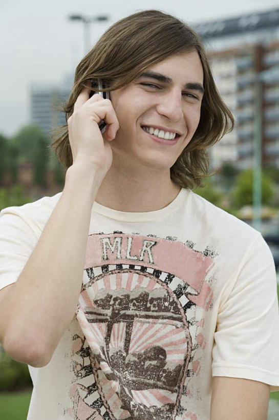 西方人,一个人,站,笑,打电话,微笑,露齿笑,竖图,室外,白天,正面,植物,猫头鹰,鸟,野生动物,电话,手机,欧洲,欧洲人,仅一个男性,仅一个人,握,服装,朦胧,模糊,鸟类,拿,听,拿着,注视,休闲装,通讯设备,树,树木,仅一个年轻男性,衣服,绿色,天空,自然,动物,天,观察,看,站着,休闲,休闲服,握着,服饰,生长,晴朗,成长,观看,察看,关注,凶猛,雪鸮,雪枭,万里无云,白鸮,白夜猫子,雪猫头鹰,残暴,交流,凶残,男人,男性,年轻男性,白种人,晴空,晴空万里,鸮,枭,沟通,通话,站立,半身,彩图