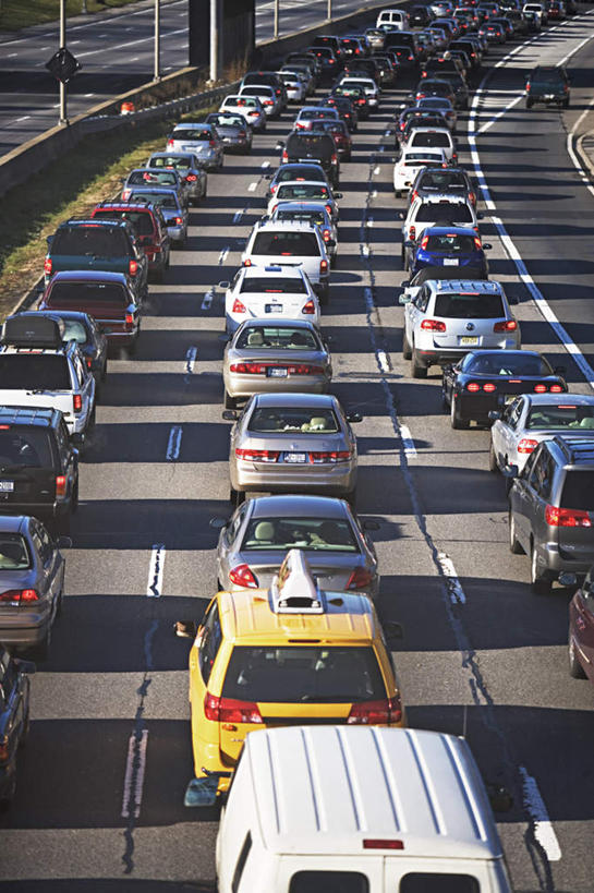 无人,竖图,室外,白天,正面,度假,美景,城市风光,城市,道路,路,公路,汽车,一排,许多,阴影,整齐,光线,影子,景观,分界线,停车线,交通,娱乐,车,排列,阳光,交通工具,轿车,享受,休闲,景色,放松,车行道,车行道分界线,堵塞,队列,载具,标线,车行线,梗塞,拥塞,马路,彩图