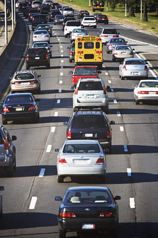 无人,竖图,室外,白天,正面,度假,美景,城市风光,城市,道路,路,公路,汽车,一排,许多,阴影,整齐,光线,影子,景观,分界线,停车线,交通,娱乐,车,排列,阳光,交通工具,轿车,享受,休闲,景色,放松,车行道,车行道分界线,堵塞,队列,载具,标线,车行线,梗塞,拥塞,马路,彩图