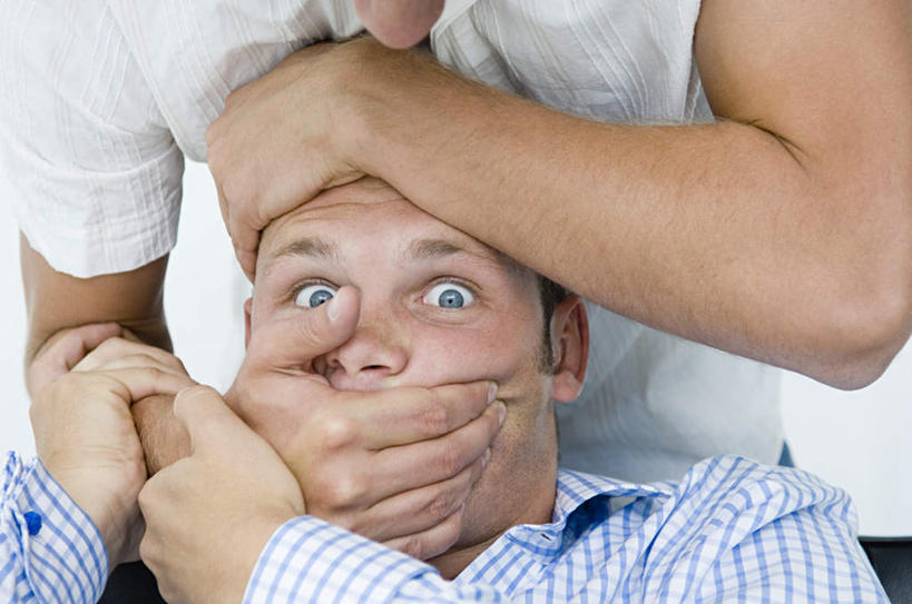 西方人,脸,头,脸颊,手,两个人,伙伴,朋友,商务人士,商务男性,坐,横图,室内,特写,白天,白色背景,正面,衬衫,友谊,合作,团队,欧洲,欧洲人,双手,套装,墙,注视,肩膀,墙壁,墙面,白色,观察,看,手部,战略,遮,遮掩,摄影,影棚,观看,察看,掩盖,遮挡,关注,震动,商务装,进攻,工薪阶层,遮盖,联合,合谋,掩饰,配合,协作,震惊,男人,男性,年轻男性,白种人,头部,脸部,脸蛋,面部,白领,上班族,坐着,半身,彩图,影棚拍摄,衬衣,拍摄