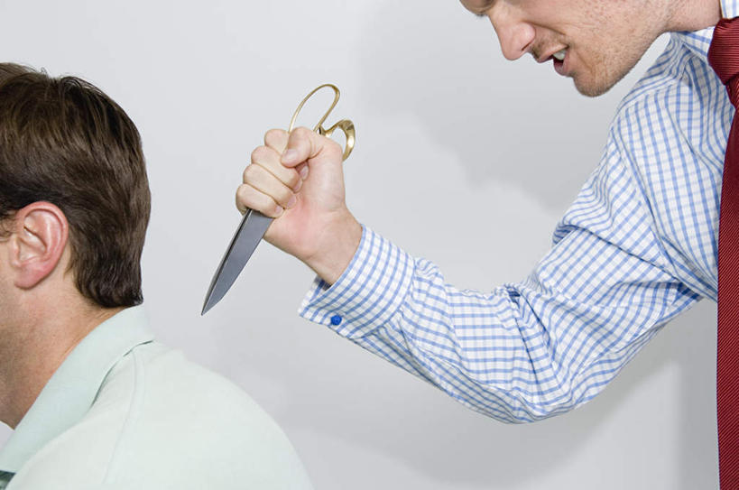 西方人,手,两个人,商务人士,商务男性,站,举,横图,室内,白天,白色背景,正面,衬衫,竞争,欧洲,欧洲人,对抗,阴影,套装,冲突,反射,影子,墙,刀具,破坏,墙壁,墙面,一个,白色,刀,托,站着,手部,武器,战争,摄影,影棚,单个,单手,损坏,攻击,威胁,对立,矛盾,兵器,商务装,防御,工薪阶层,敌对,挫败,斗争,抗拒,抗衡,敌人,凶器,杀伤,威慑,危险,男人,男性,中年男性,白种人,白领,上班族,举起,举手,举着,向上举,向上伸,向上托,站立,半身,彩图,影棚拍摄,衬衣,拍摄,匕首