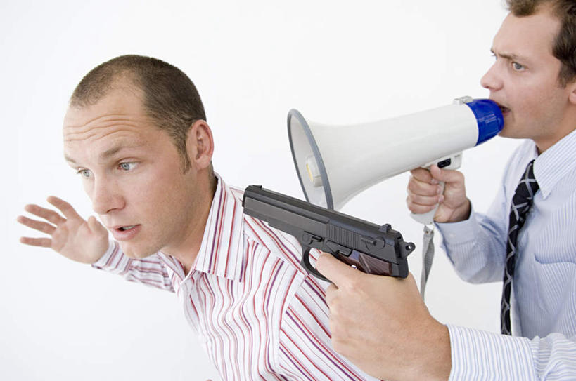 西方人,两个人,商务人士,商务男性,站,举,说,横图,室内,白天,白色背景,正面,衬衫,讨论,竞争,欧洲,欧洲人,对抗,握,套装,冲突,枪支,墙,注视,破坏,喇叭,墙壁,墙面,一个,白色,话筒,观察,看,托,站着,武器,战争,握着,摄影,手枪,影棚,单个,观看,损坏,察看,攻击,威胁,对立,关注,矛盾,传声筒,兵器,投降,商务装,防御,枪械,工薪阶层,佩服,弹夹,敌对,挫败,斗争,抗拒,抗衡,敌人,杀伤,威慑,降服,投诚,子弹夹,交流,危险,男人,男性,年轻男性,白种人,白领,上班族,屈膝,沟通,讲话,交谈,举起,举手,举着,商讨,说话,谈话,向上举,向上伸,向上托,站立,半身,彩图,影棚拍摄,衬衣,拍摄