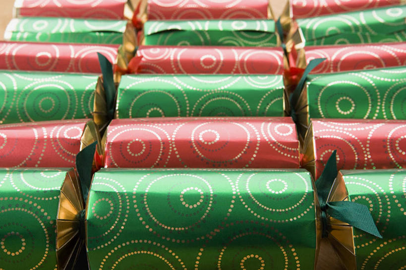 无人,横图,俯视,室内,特写,白天,静物,一排,许多,整齐,排列,红色,绿色,队列,爆仗,爆竹,彩图,高角度拍摄