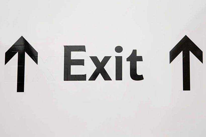 无人,横图,室外,特写,白天,正面,指示牌,英文,标志,路标,文字,字符,字母,方向,标识,箭头,白色,黑色,英文字母,指向,簇,彩图