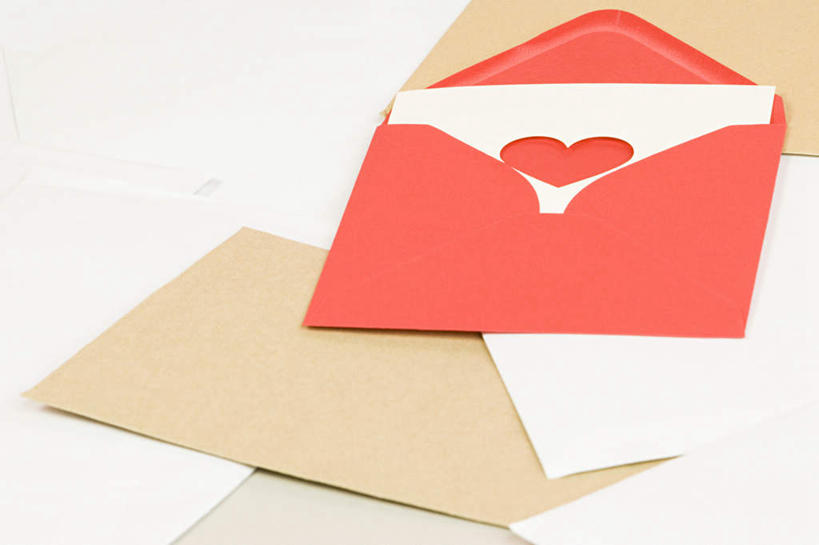 无人,横图,俯视,室内,特写,白天,白色背景,爱情,桌面,桌子,静物,爱心,木制,浪漫,木制品,温暖,温馨,心形,恩爱,摄影,影棚,信件,和睦,函件,心型,彩图,高角度拍摄,影棚拍摄,拍摄,融洽