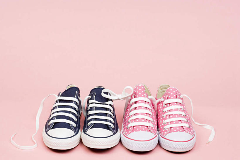 无人,横图,俯视,室内,特写,白天,桌面,桌子,静物,鞋子,一排,粉色背景,整齐,木制,两双,排列,粉色,蓝色,木制品,摄影,影棚,休闲鞋,板鞋,队列,彩图,高角度拍摄,影棚拍摄,拍摄