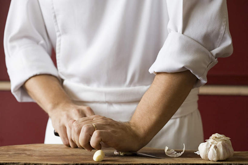 西方人,一个人,厨师,站,横图,室内,白天,正面,工作服,制服,蔬菜,蒜,金属制品,欧洲,欧洲人,仅一个男性,仅一个人,仅一个中年男性,握,新鲜,金属,工具,食品,案板,刀具,拿,蒜头,拿着,注视,砧板,食物,刀,观察,看,站着,握着,有机食品,绿色食品,观看,压,察看,关注,菜刀,切菜刀,工作制服,胡蒜,男人,男性,中年男性,白种人,厨师长,厨子,大厨,主厨,大蒜,站立,半身,彩图,工作套服