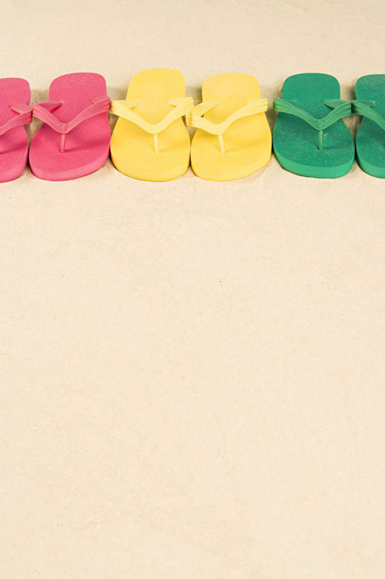 无人,竖图,俯视,室内,特写,白天,凉鞋,沙滩,静物,鞋子,三双,一排,整齐,沙子,海岸,沙地,排列,黄色,红色,绿色,摄影,影棚,队列,海滩,彩图,高角度拍摄,影棚拍摄,夹趾拖鞋,人字拖,人字拖鞋,拍摄